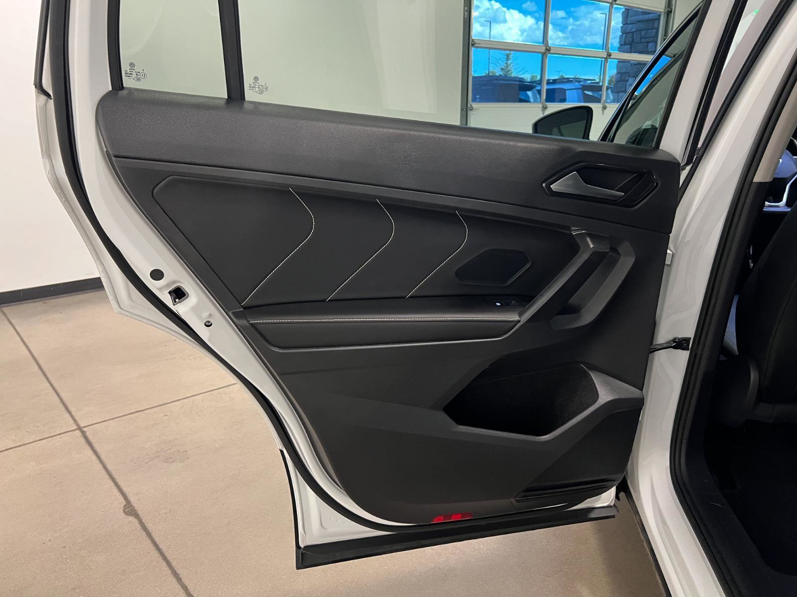 Used 2023 Volkswagen Tiguan SE image 32