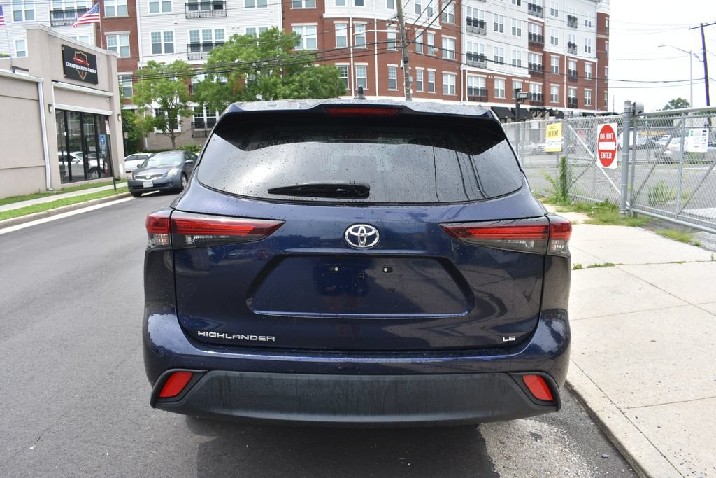 Used 2025 Toyota Highlander LE FWD image 7