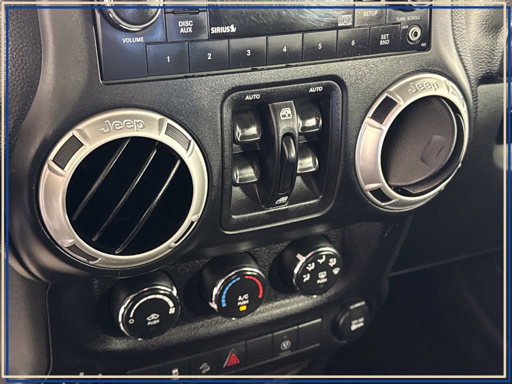 Used 2018 Jeep Wrangler Unlimited Sahara w/ Connectivity Group AWD/4WD image 39