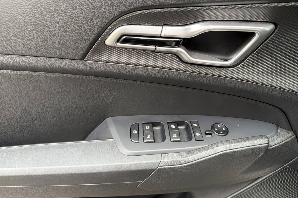 Used 2023 Kia Sportage LX image 8