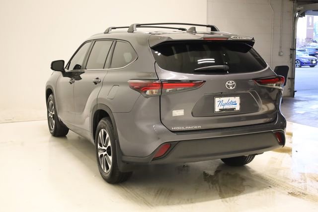 Used 2024 Toyota Highlander XLE image 6