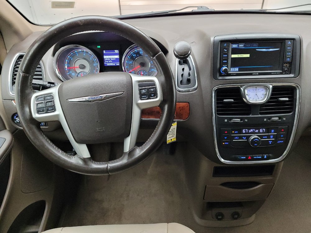 Used 2016 Chrysler Town & Country Touring FWD image 22