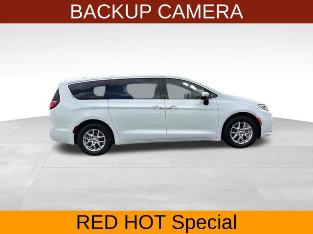 Used 2023 Chrysler Pacifica Touring FWD image 8