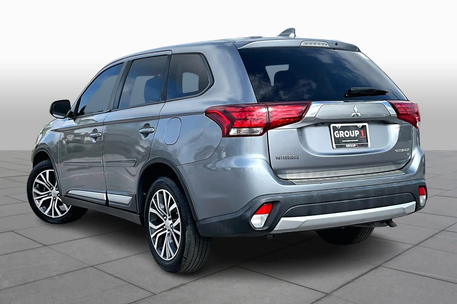 Used 2017 Mitsubishi Outlander SE image 12