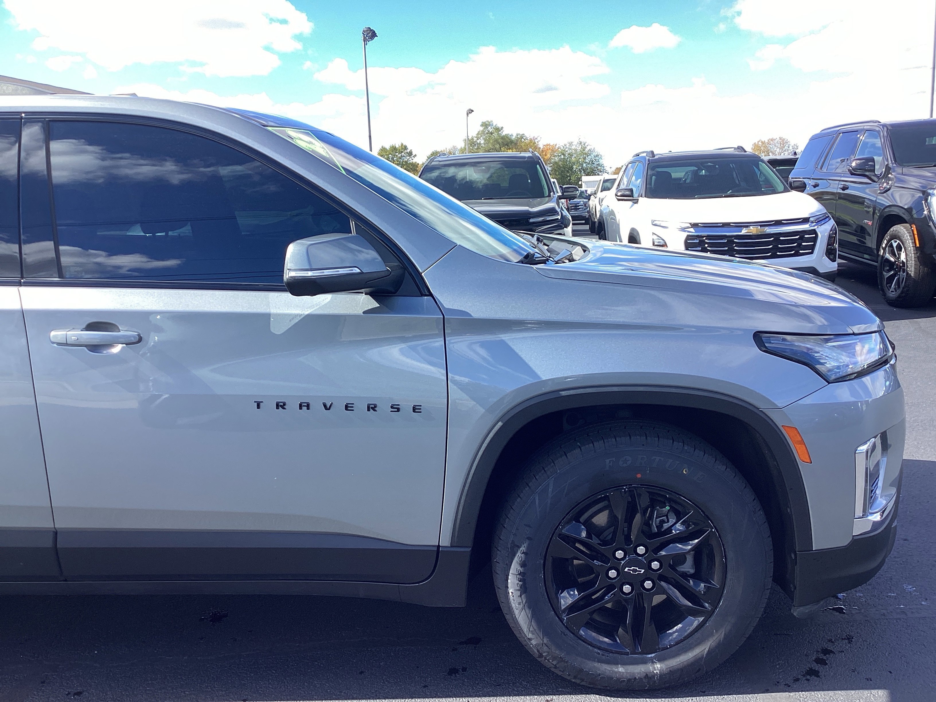 Used 2023 Chevrolet Traverse LT image 8