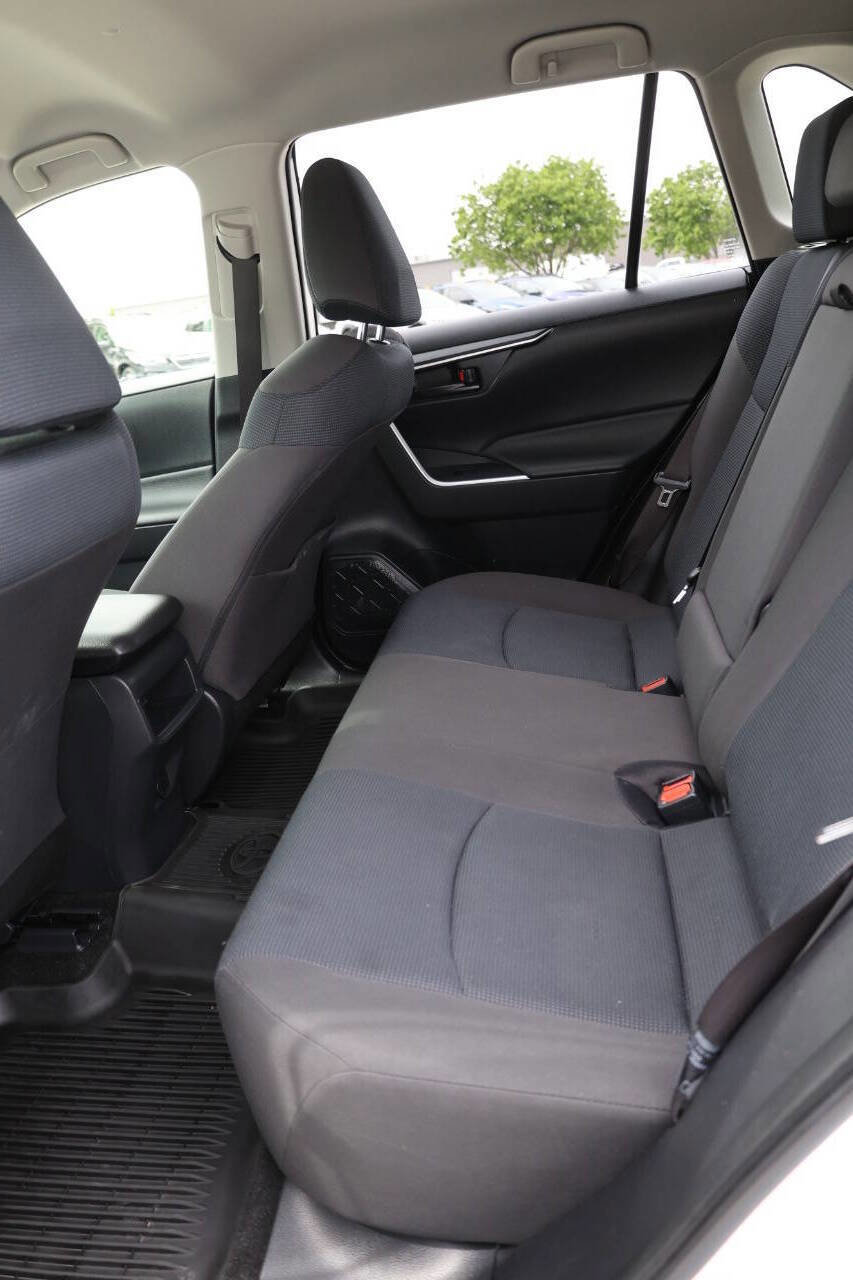 Used 2019 Toyota RAV4 LE AWD/4WD image 17