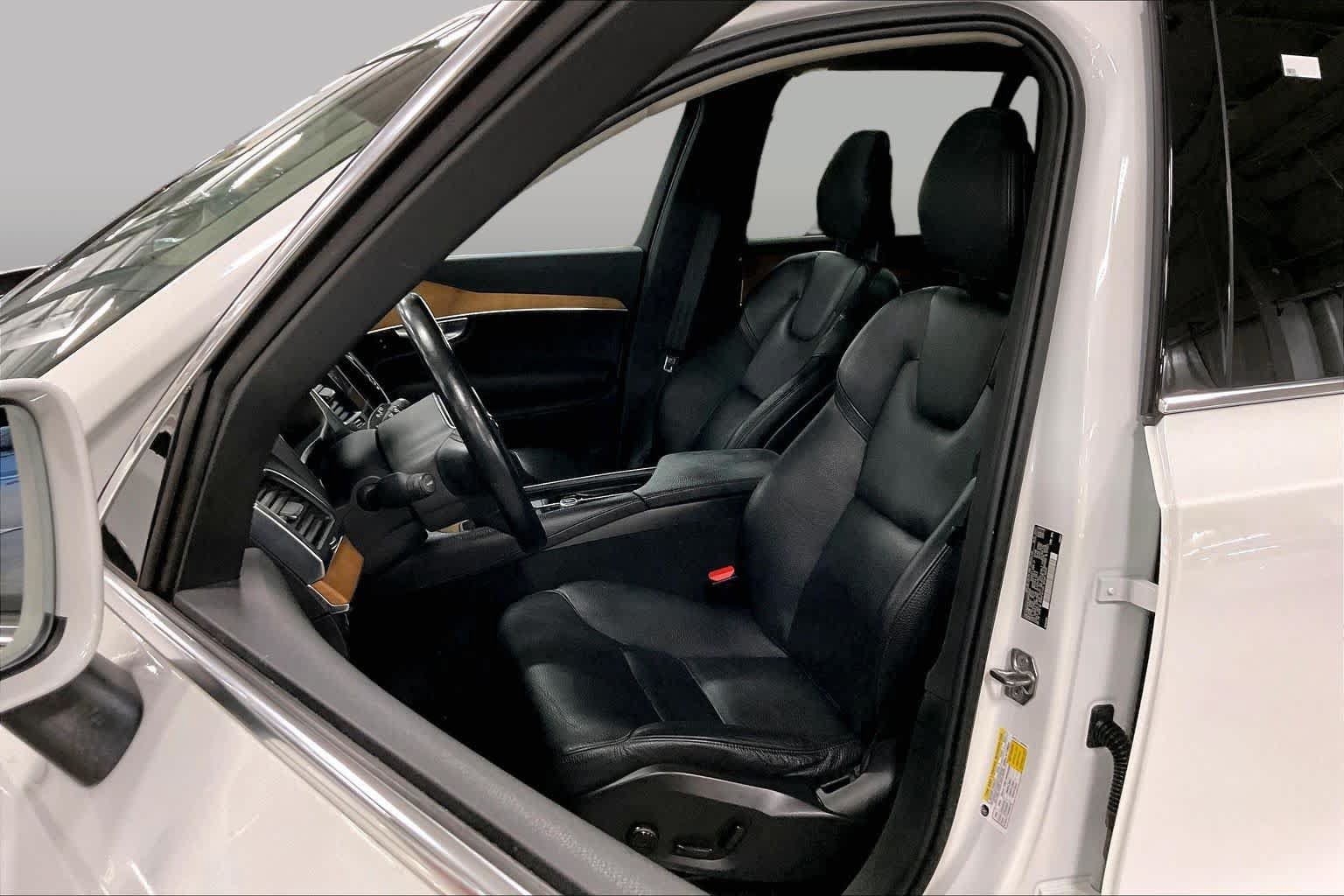 Used 2021 Volvo XC90 T6 Momentum w/ Climate Package AWD/4WD image 8