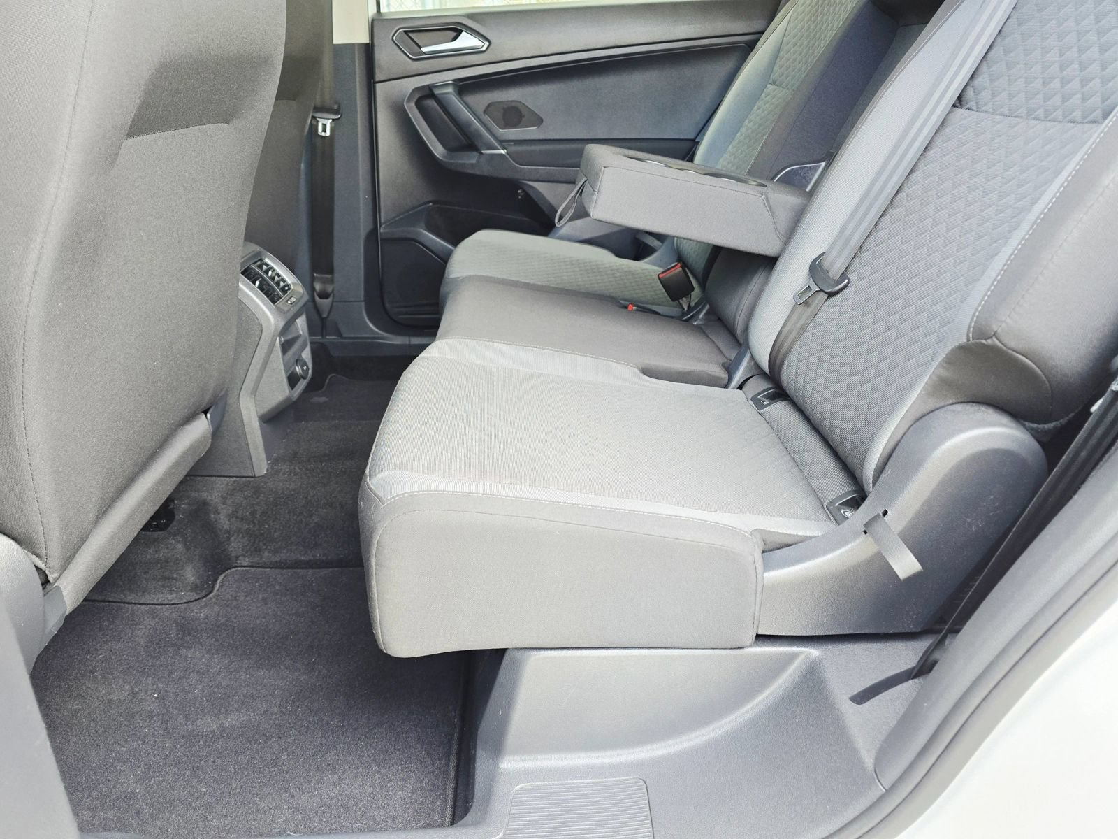 Used 2018 Volkswagen Tiguan S FWD image 41