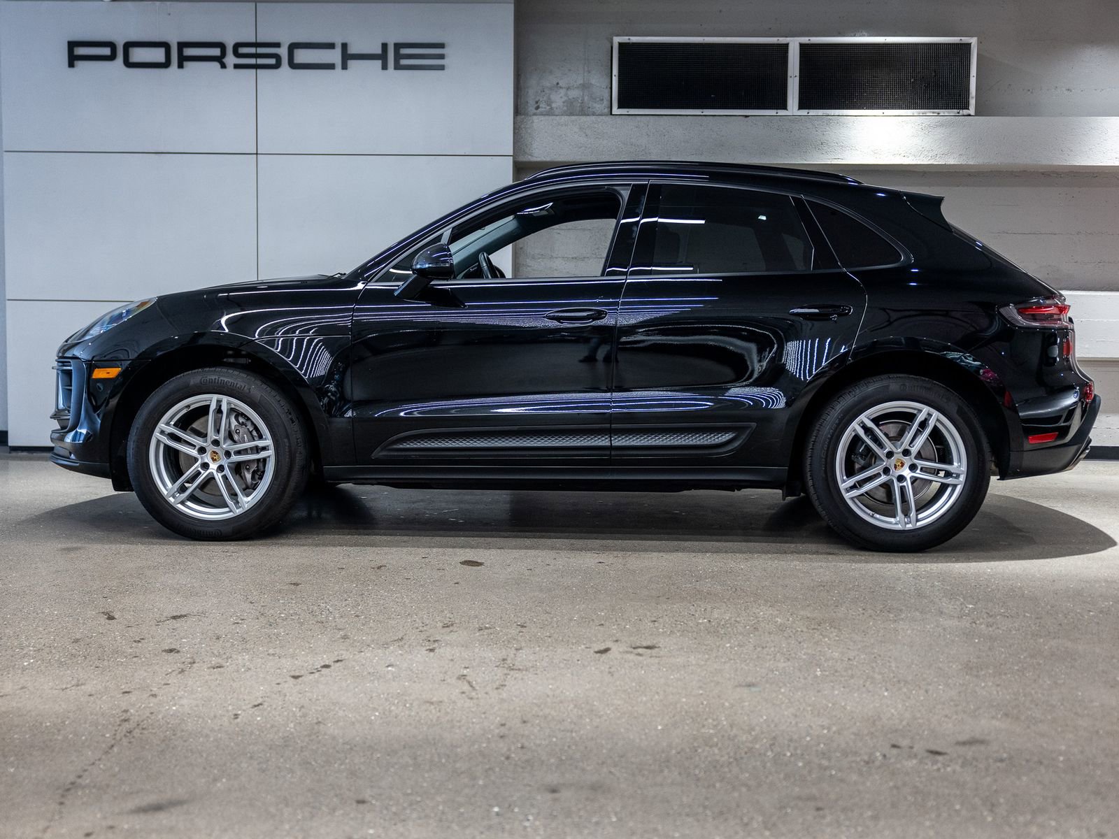 Certified 2023 Porsche Macan AWD/4WD image 2