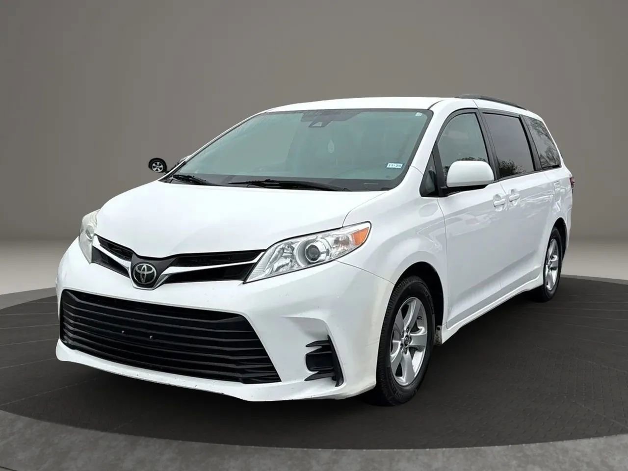 Used 2018 Toyota Sienna LE image 6
