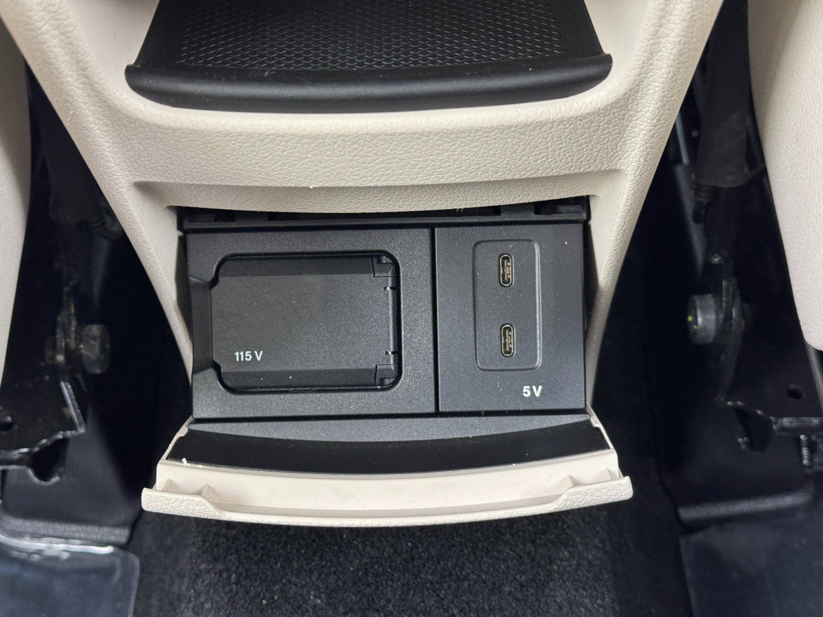 Used 2020 Mercedes-Benz GLB 250 4MATIC w/ Premium Package image 35