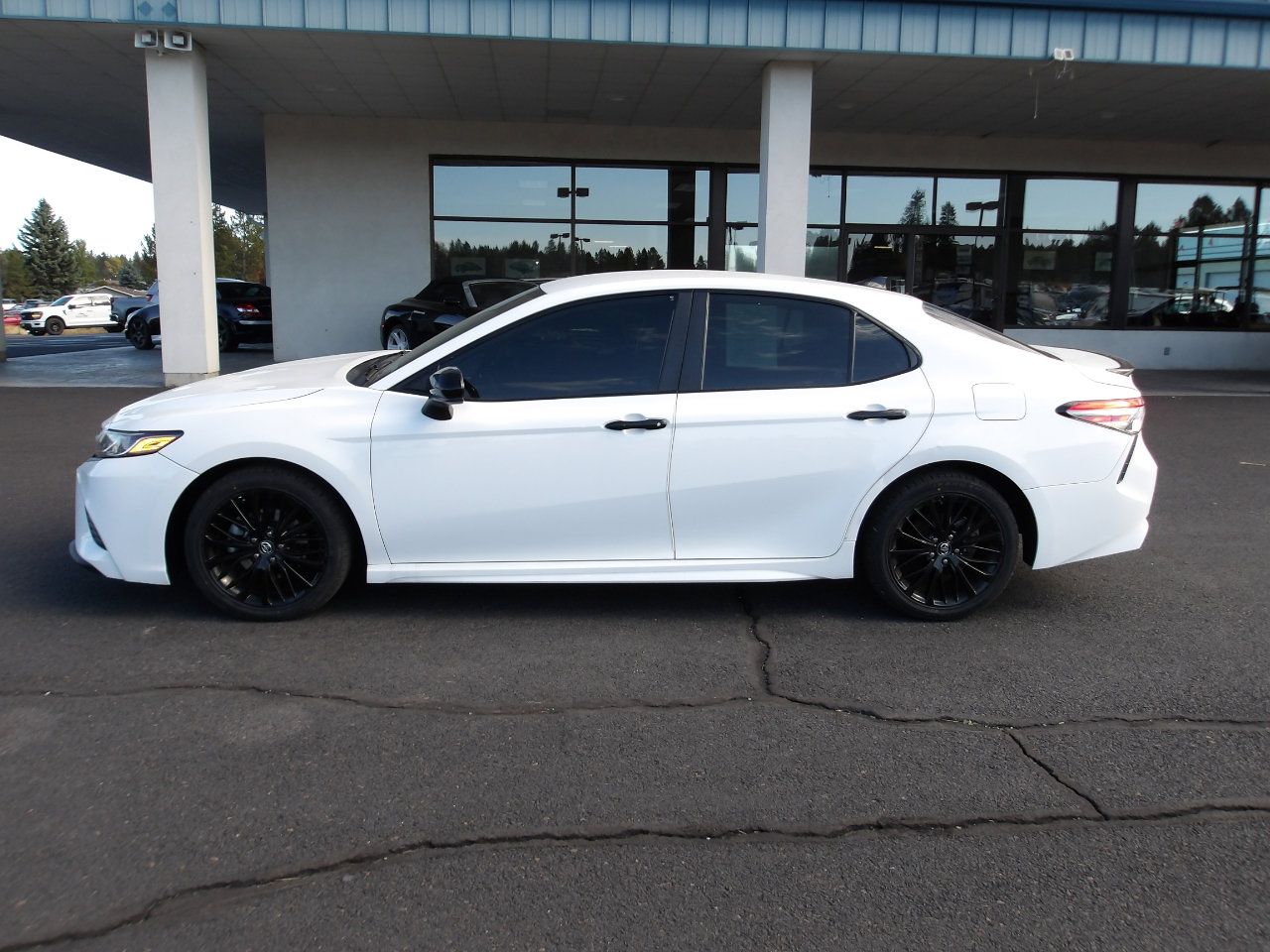 Used 2019 Toyota Camry SE image 2