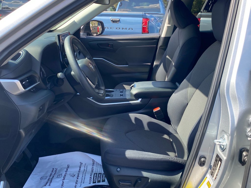 Used 2023 Toyota Highlander L image 5