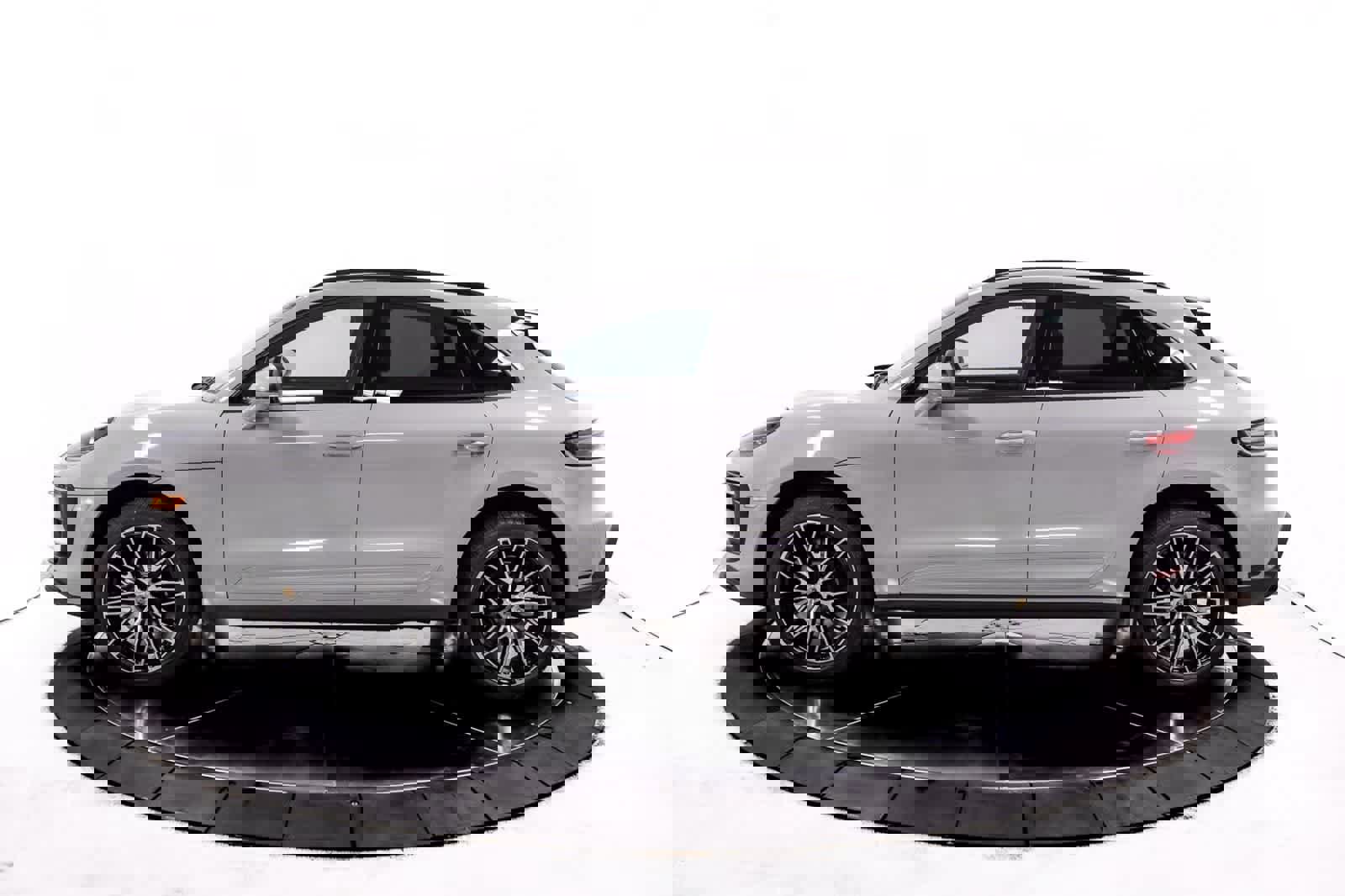 Certified 2026 Porsche Macan image 2