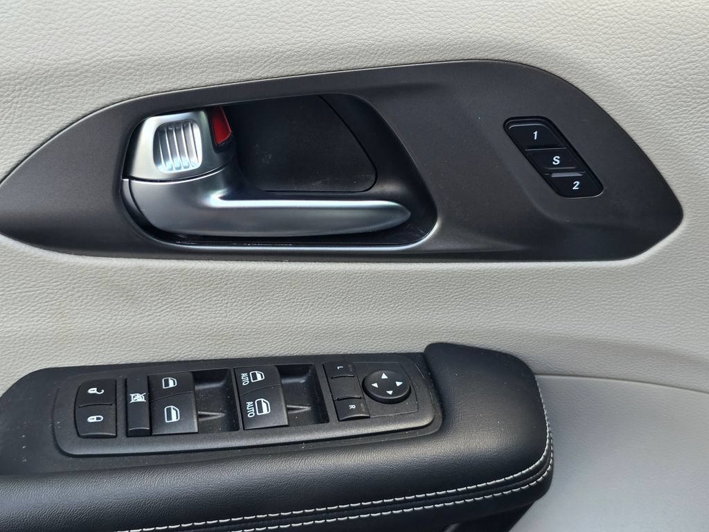 Used 2023 Chrysler Pacifica Touring-L FWD image 21