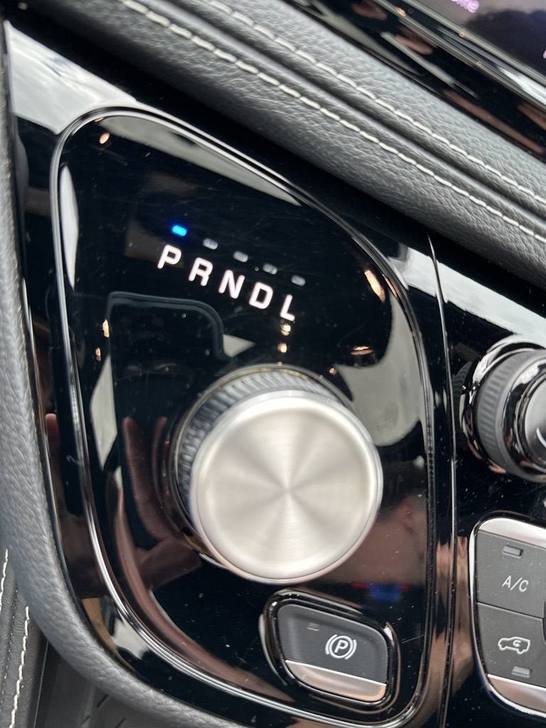 Used 2025 Chrysler Pacifica Limited FWD image 17