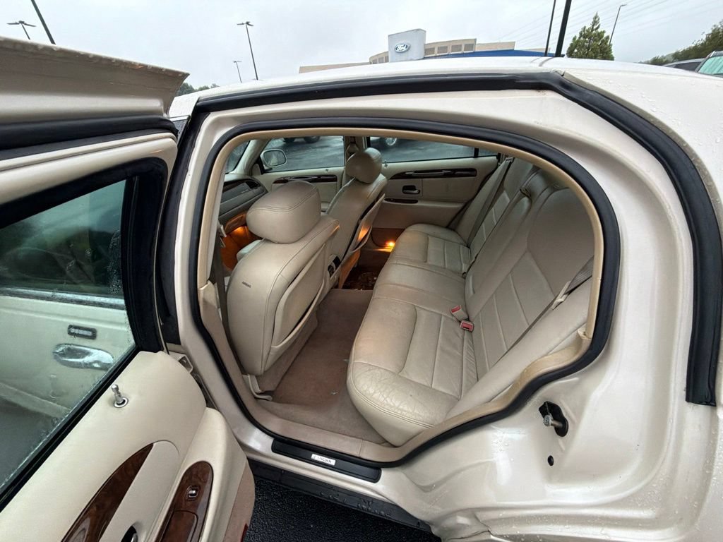 Used 2001 Lincoln Town Car Signature RWD image 11