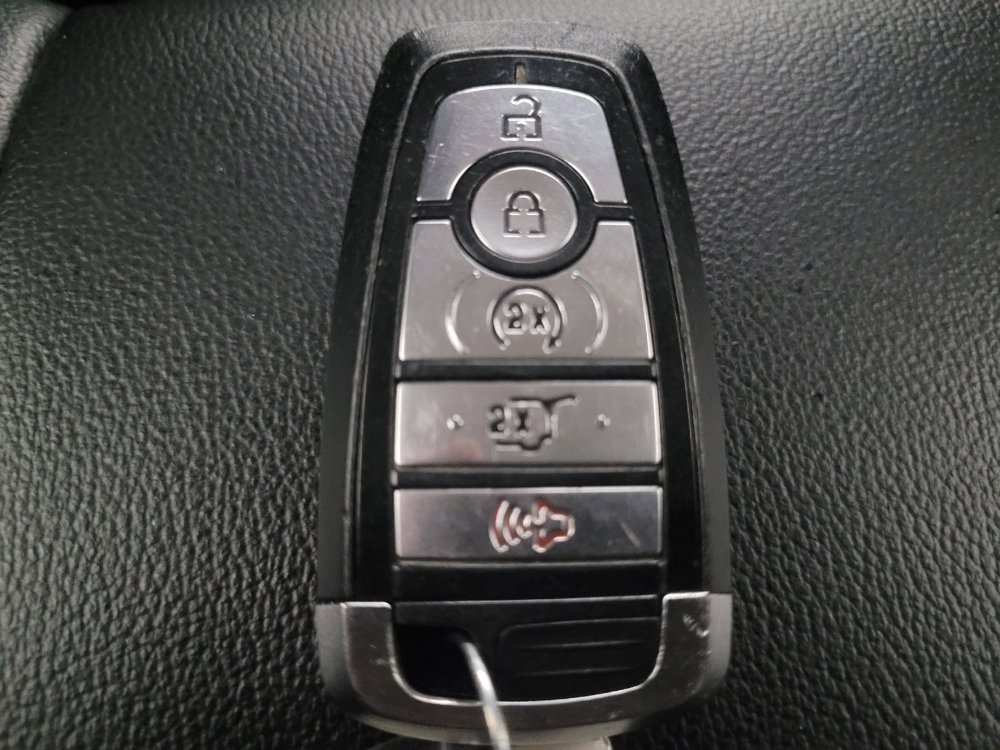 Used 2020 Ford Edge Titanium image 32