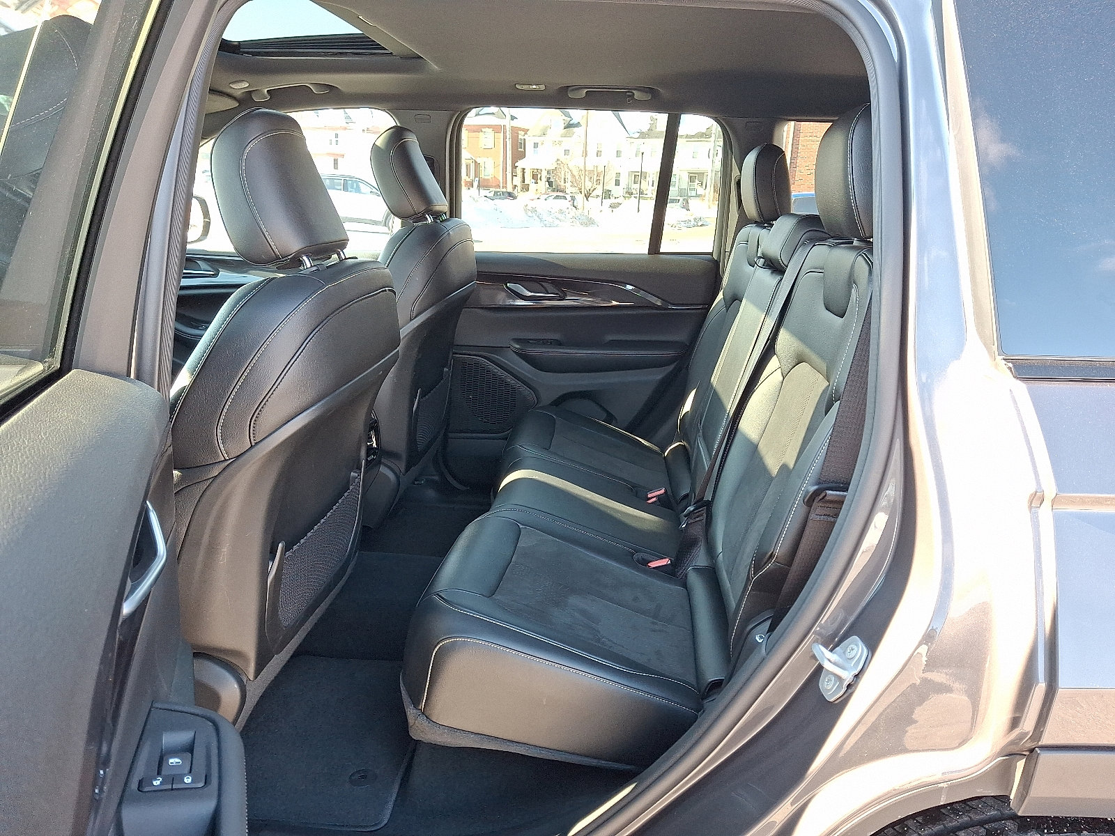Used 2023 Jeep Grand Cherokee Altitude AWD/4WD image 11