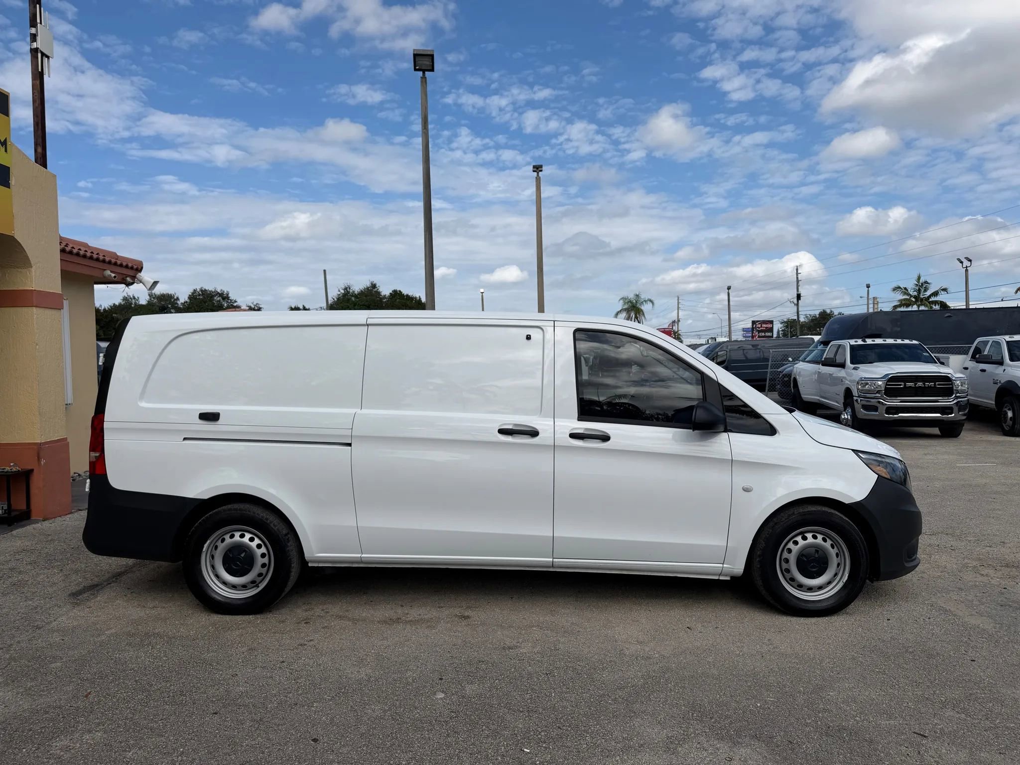 Used 2023 Mercedes-Benz Metris image 9