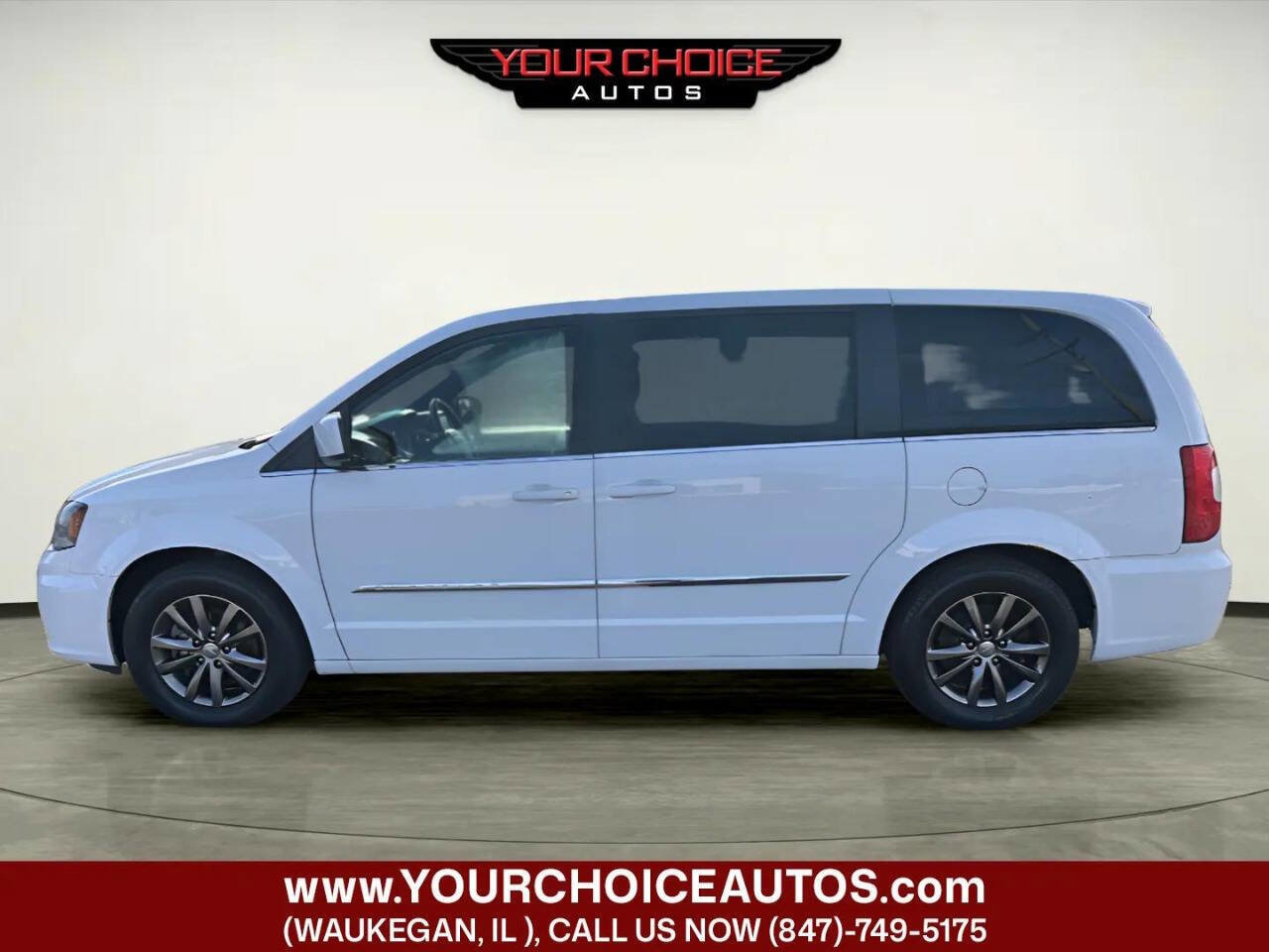 Used 2016 Chrysler Town & Country S FWD image 4