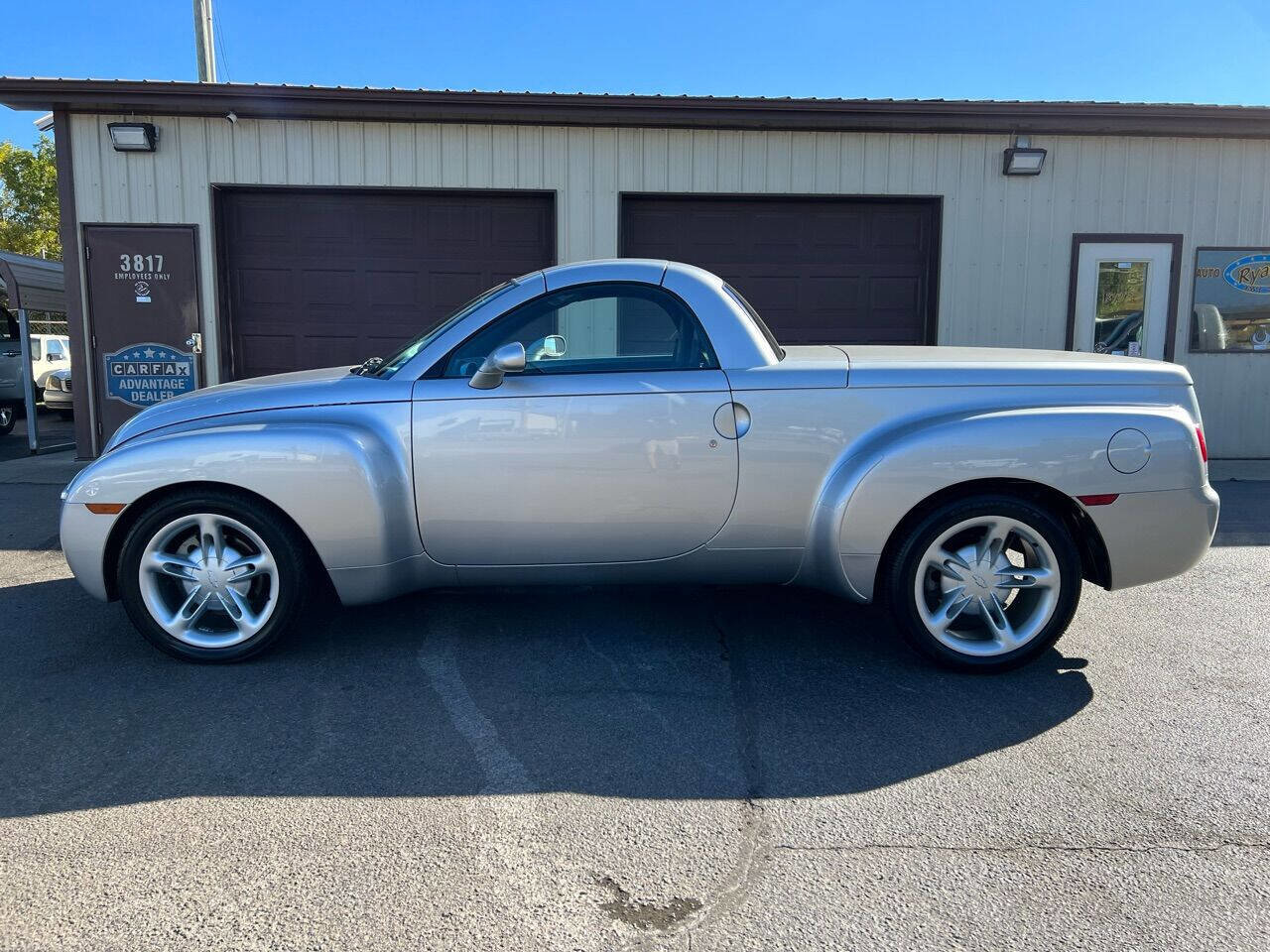 Used 2004 Chevrolet SSR w/ Preferred Equipment Group RWD image 4