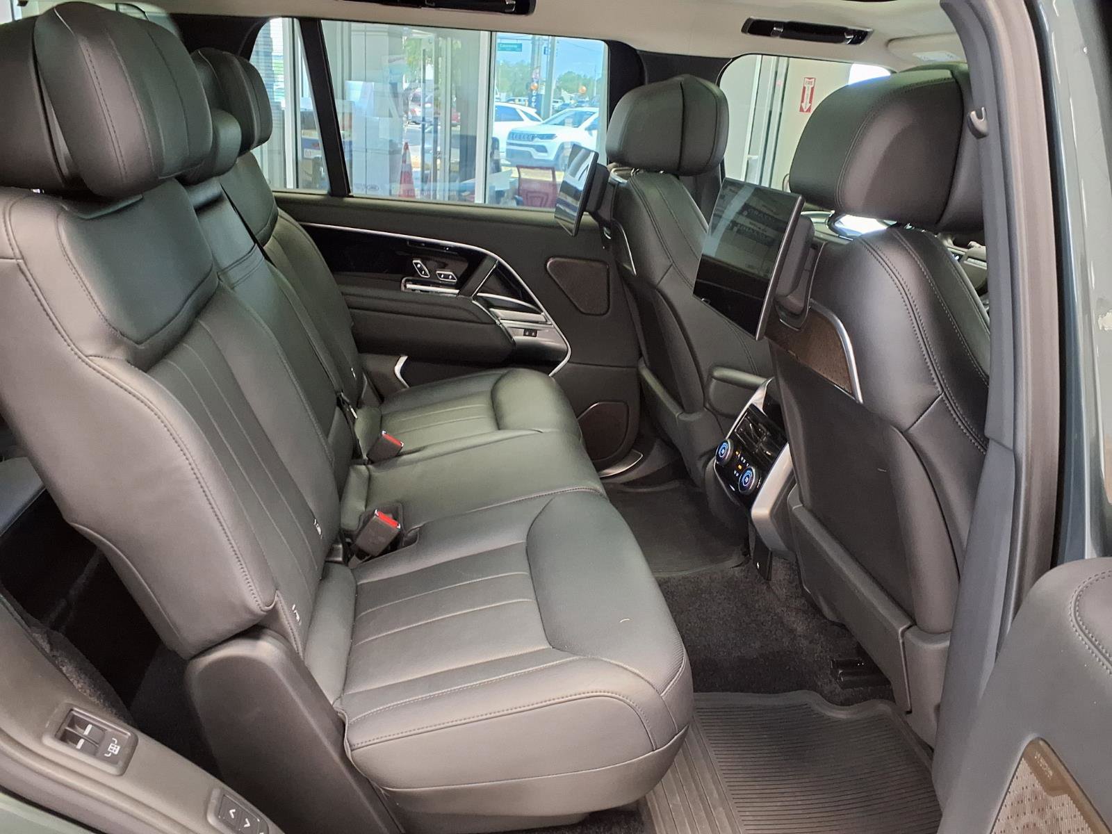 Used 2025 Land Rover Range Rover Long Wheelbase Autobiography AWD/4WD image 13