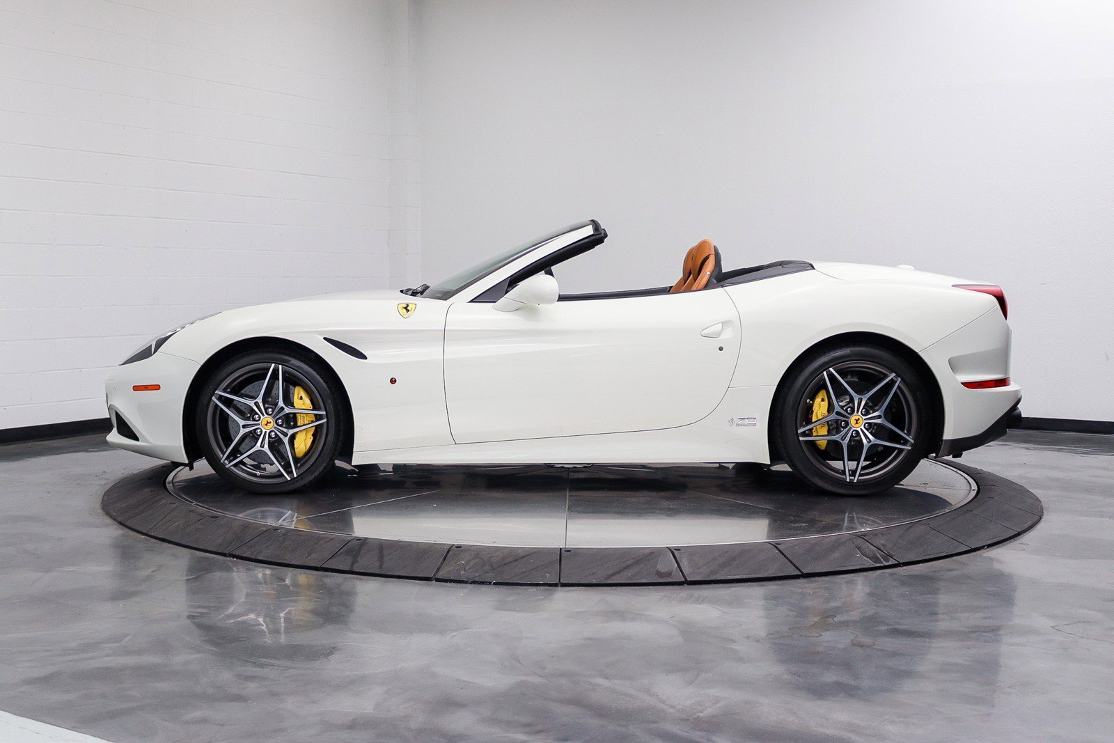 Used 2017 Ferrari California T RWD image 18