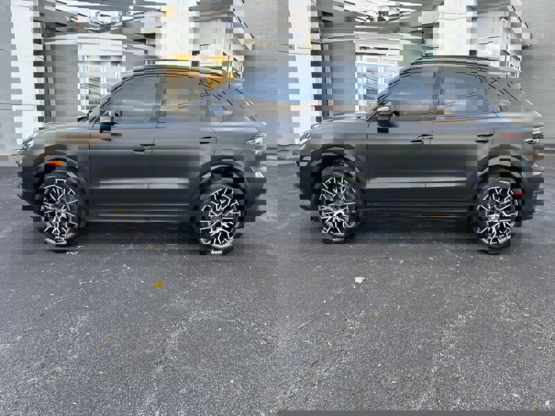 Used 2021 Porsche Cayenne S w/ Premium Package image 3