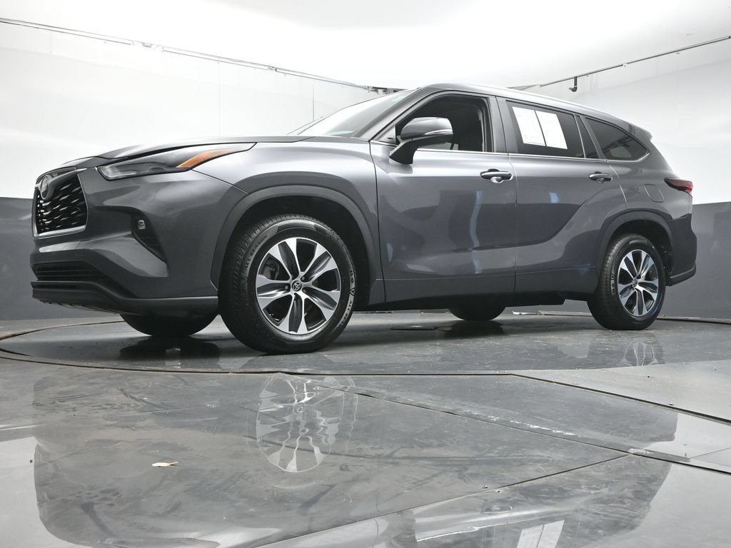 Used 2024 Toyota Highlander XLE FWD image 35