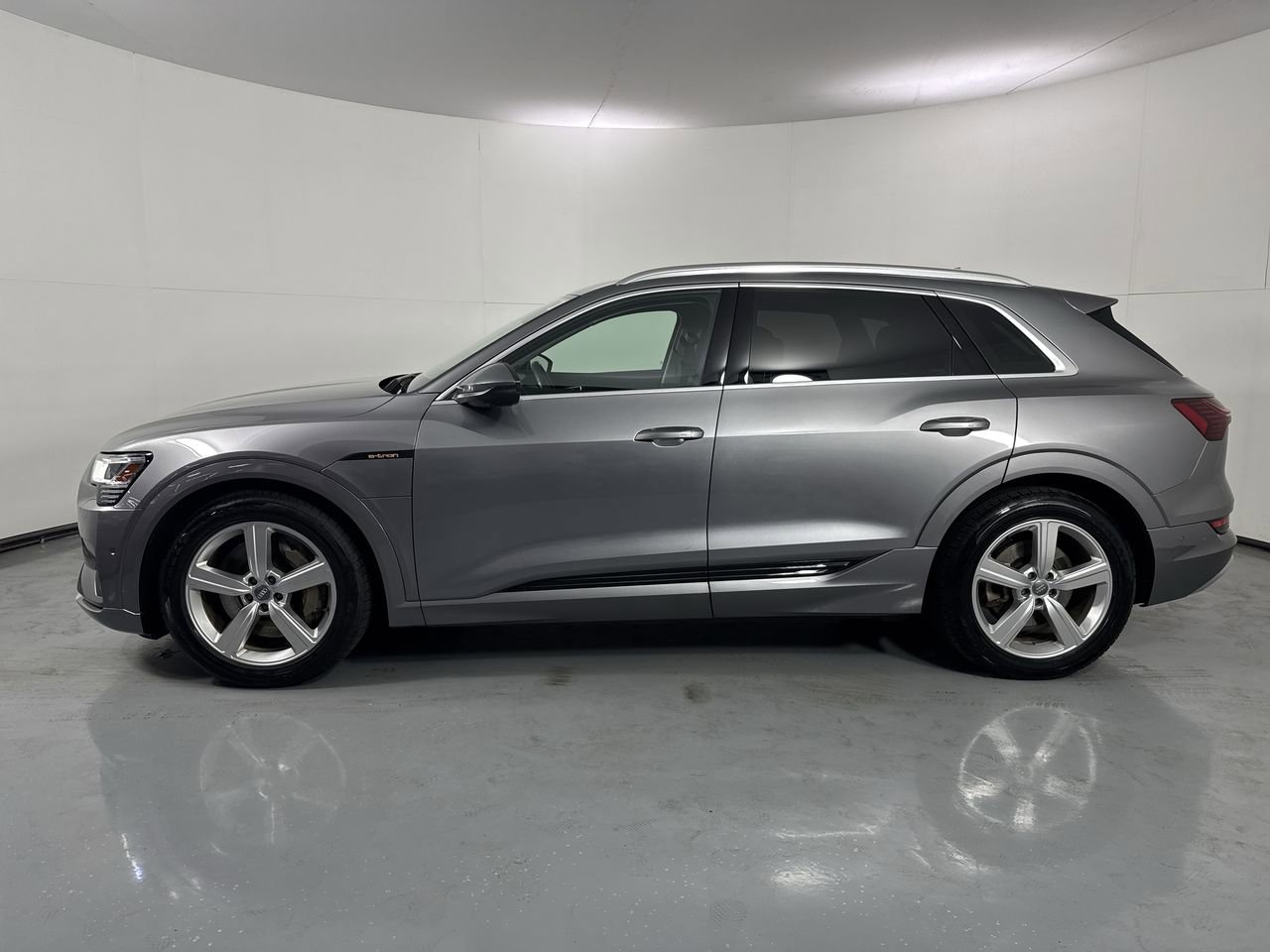 Used 2019 Audi e-tron Prestige w/ Prestige Package AWD/4WD image 2
