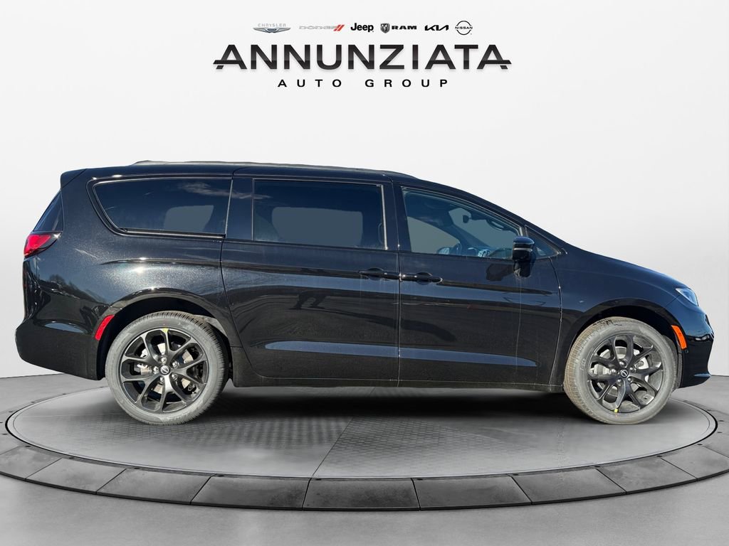 New 2026 Chrysler Pacifica Limited w/ S Appearance Package AWD/4WD image 6