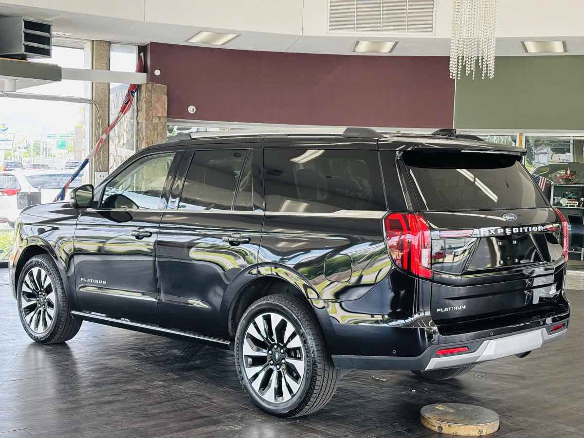 Used 2025 Ford Expedition Platinum w/ Driver's Package AWD/4WD image 14