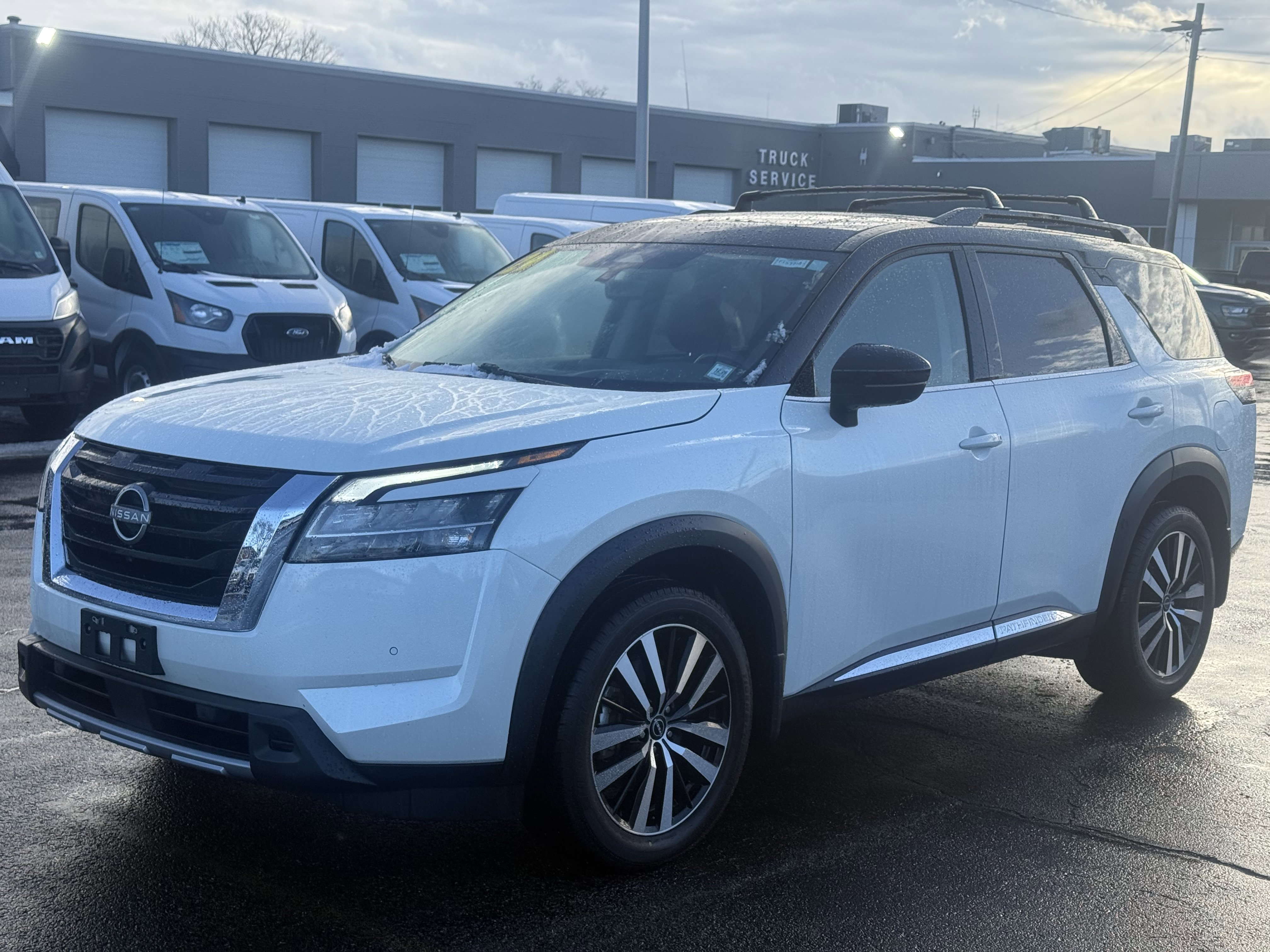 Used 2024 Nissan Pathfinder Platinum image 5