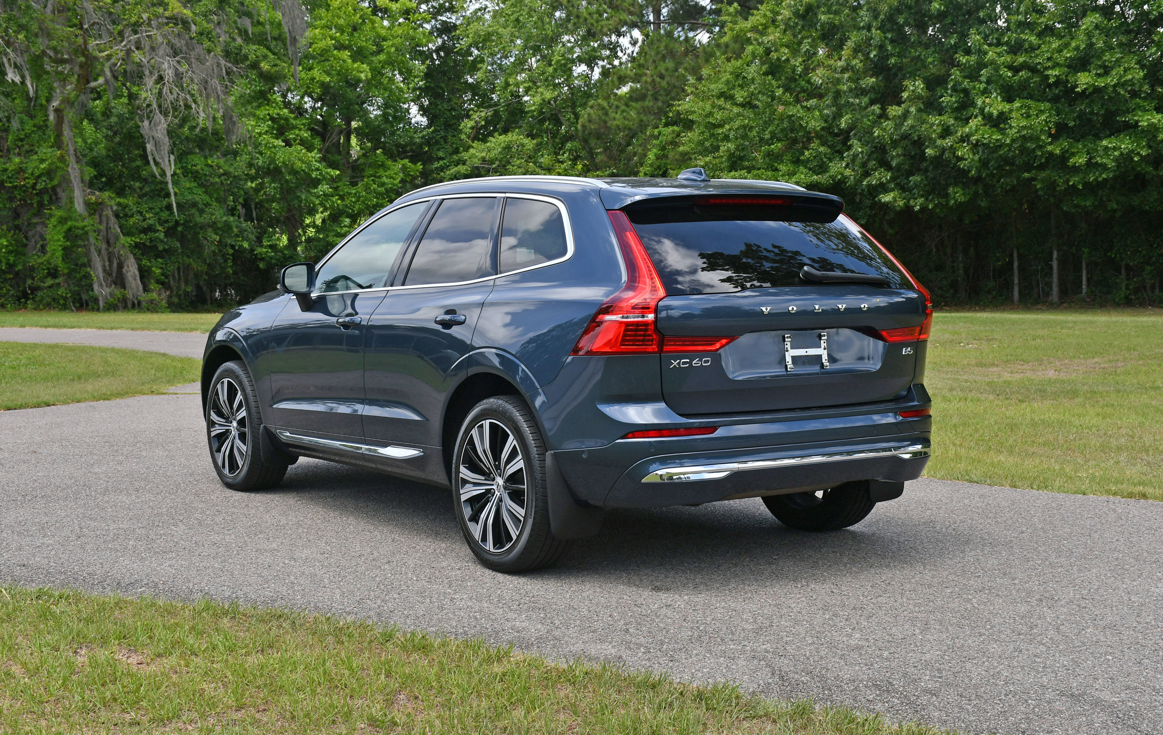 Used 2022 Volvo XC60 B5 Inscription w/ Advanced Package FWD image 3