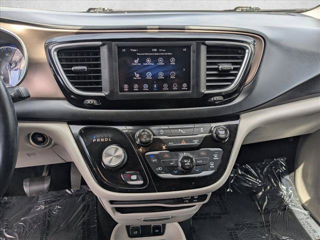Used 2018 Chrysler Pacifica Touring-L FWD image 13