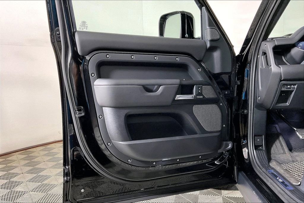 Used 2024 Land Rover Defender 110 V8 AWD/4WD image 22