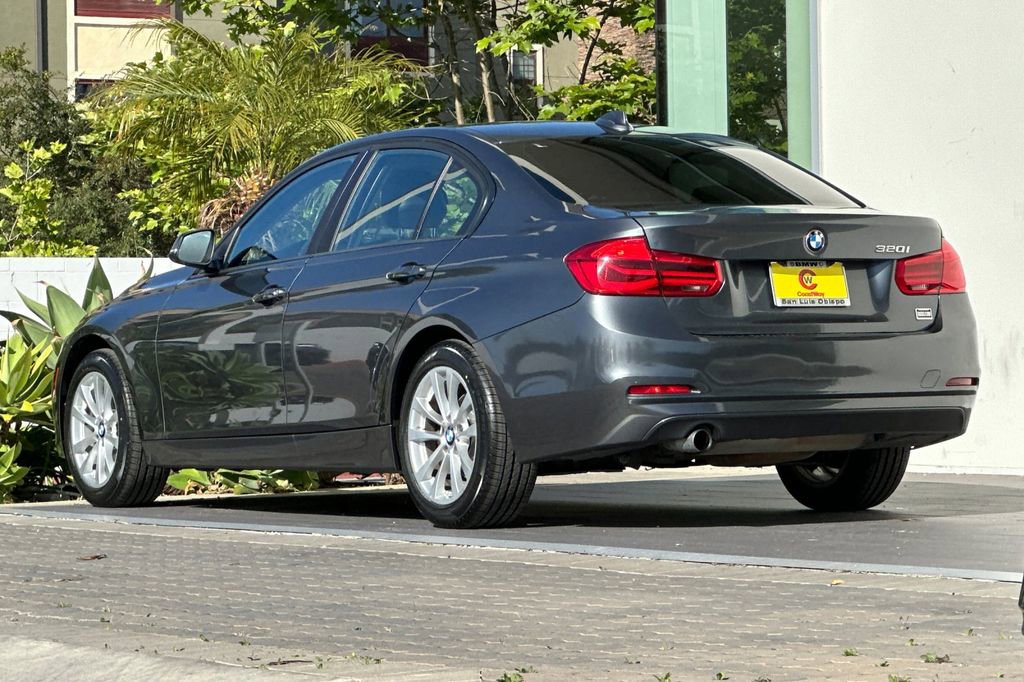 Used 2017 BMW 320i Sedan RWD image 5