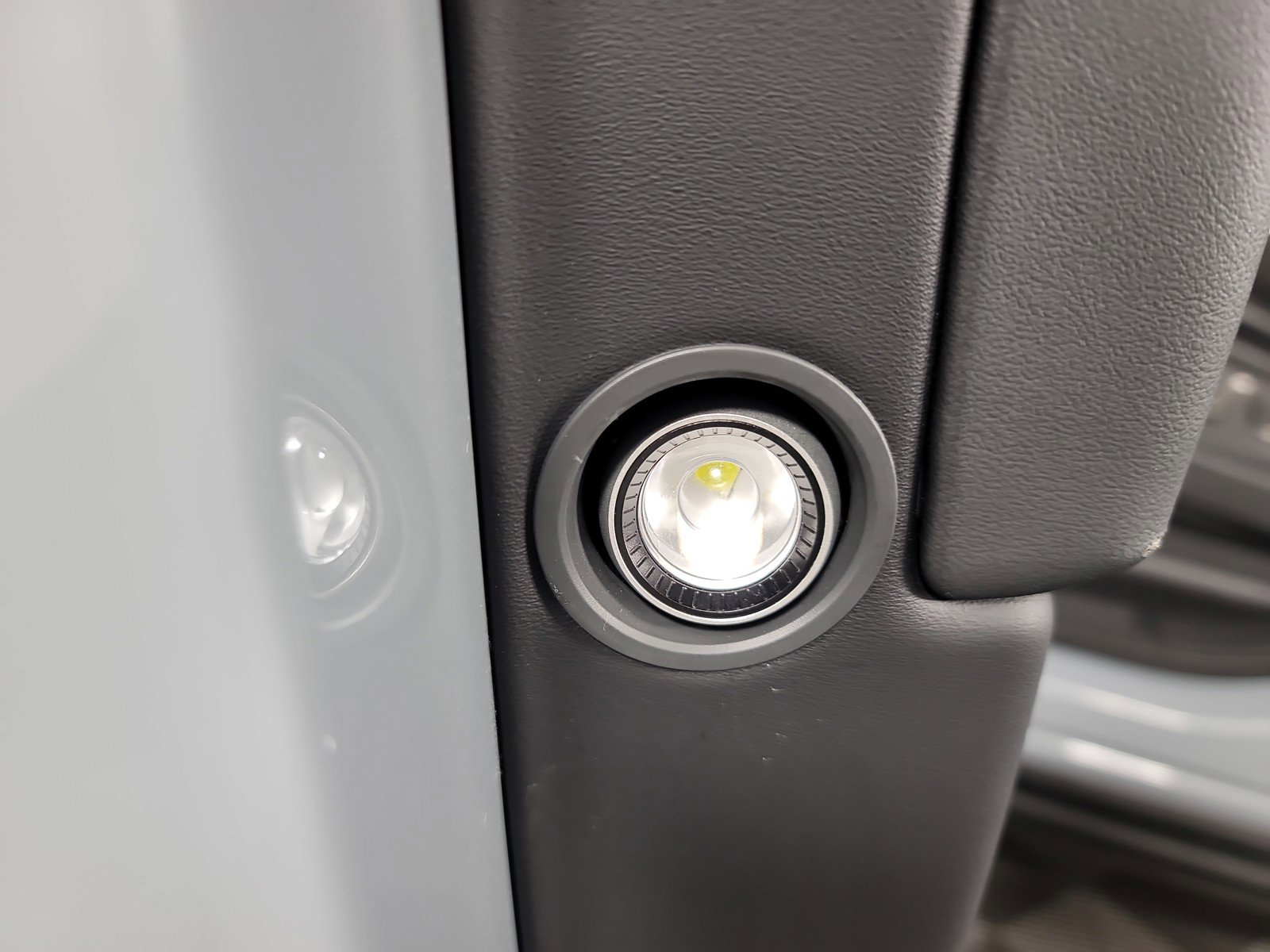 Used 2024 Rivian R1S Adventure AWD/4WD image 32