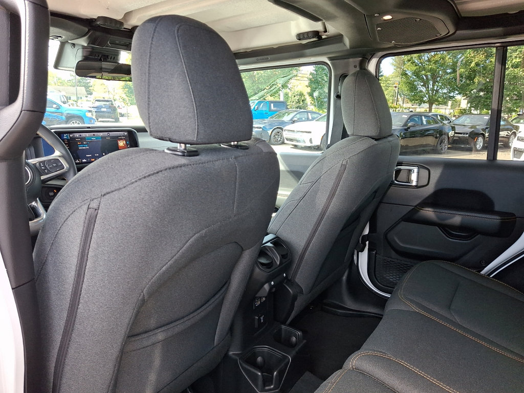 Used 2025 Jeep Wrangler Unlimited Sahara AWD/4WD image 21