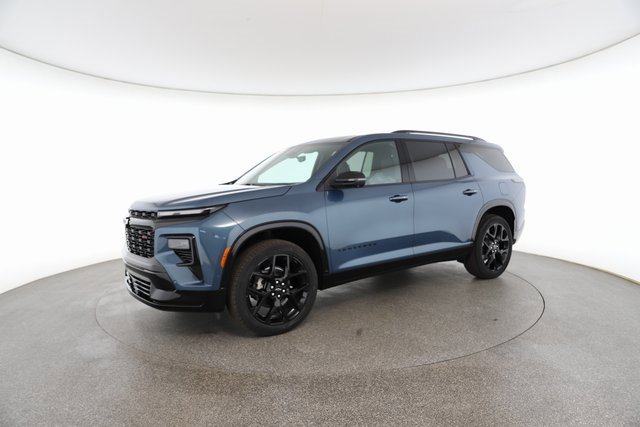 Used 2025 Chevrolet Traverse RS image 3