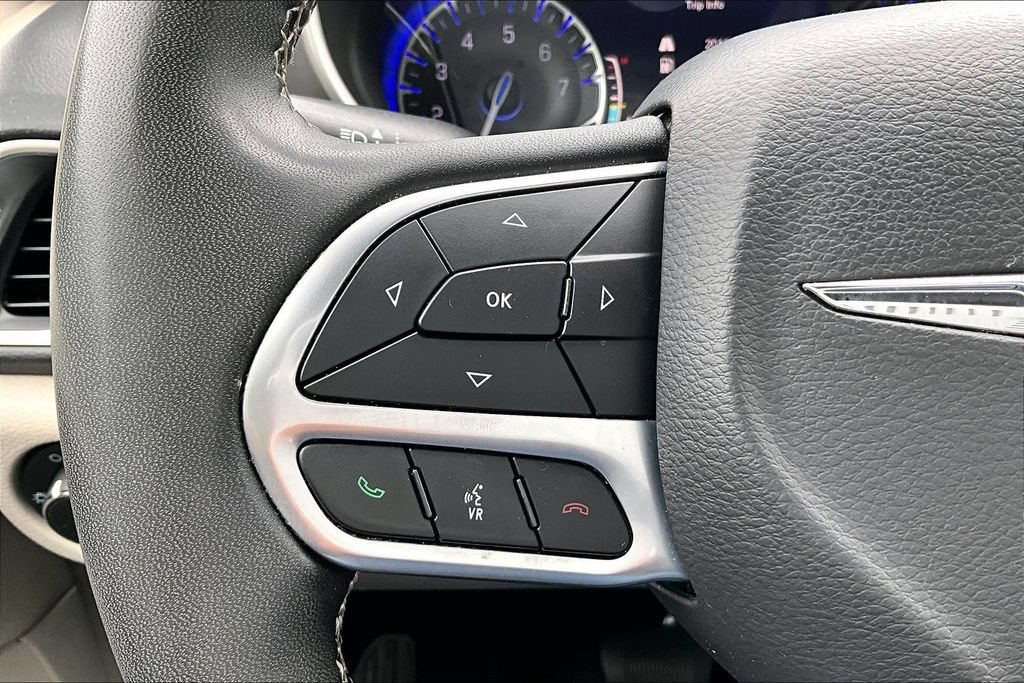 Used 2023 Chrysler Pacifica Touring-L FWD image 11
