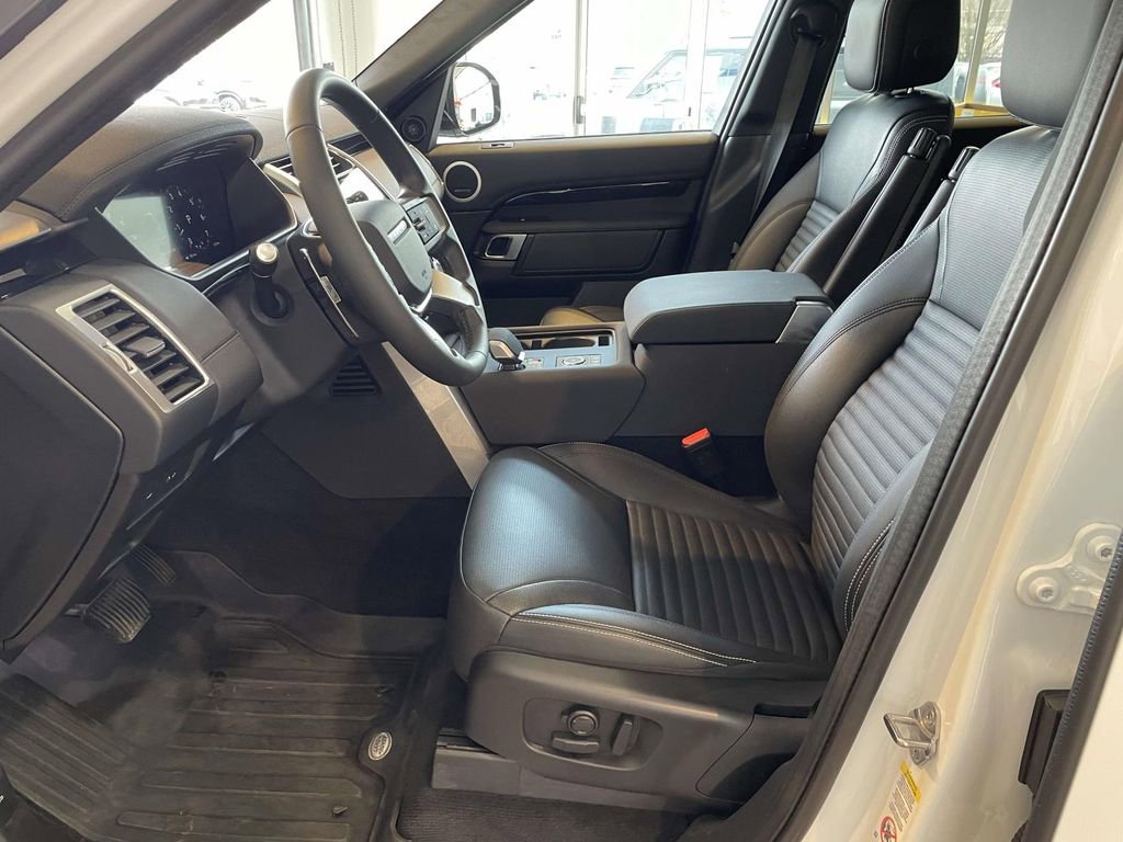 Used 2025 Land Rover Discovery S image 14