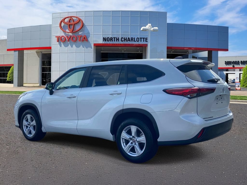 Used 2023 Toyota Highlander LE FWD image 5