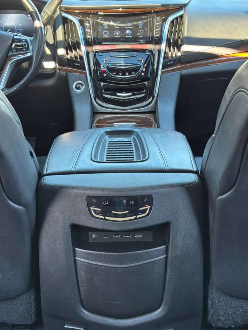 Used 2019 Cadillac Escalade ESV Luxury w/ LPO, Radiant Package image 30