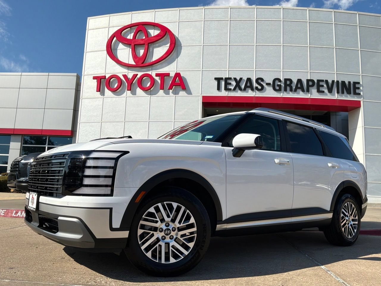 Used 2026 Hyundai Palisade SEL FWD image 2