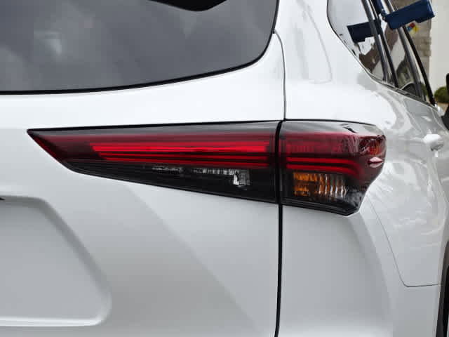 Used 2024 Toyota Highlander Limited FWD image 12