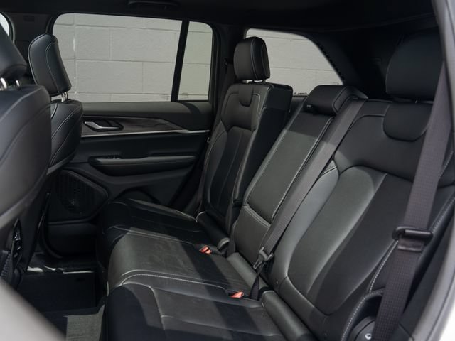 Used 2024 Jeep Grand Cherokee Limited w/ Black Appearance Package AWD/4WD image 18