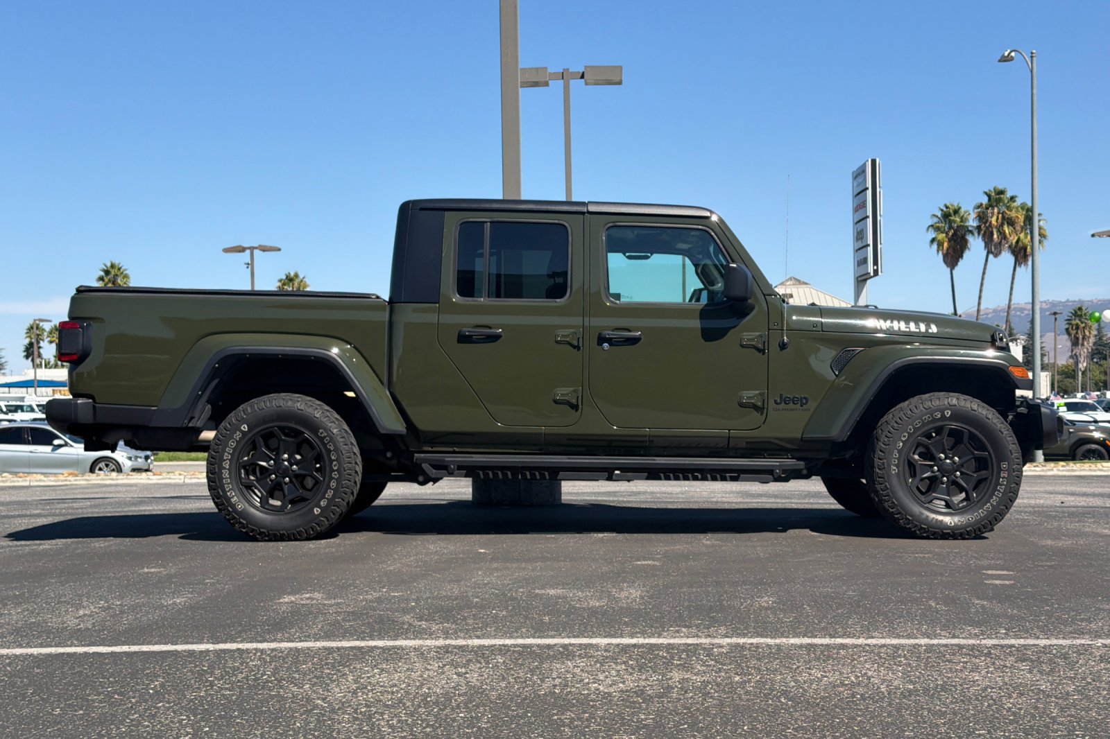 Used 2022 Jeep Gladiator Sport AWD/4WD image 3