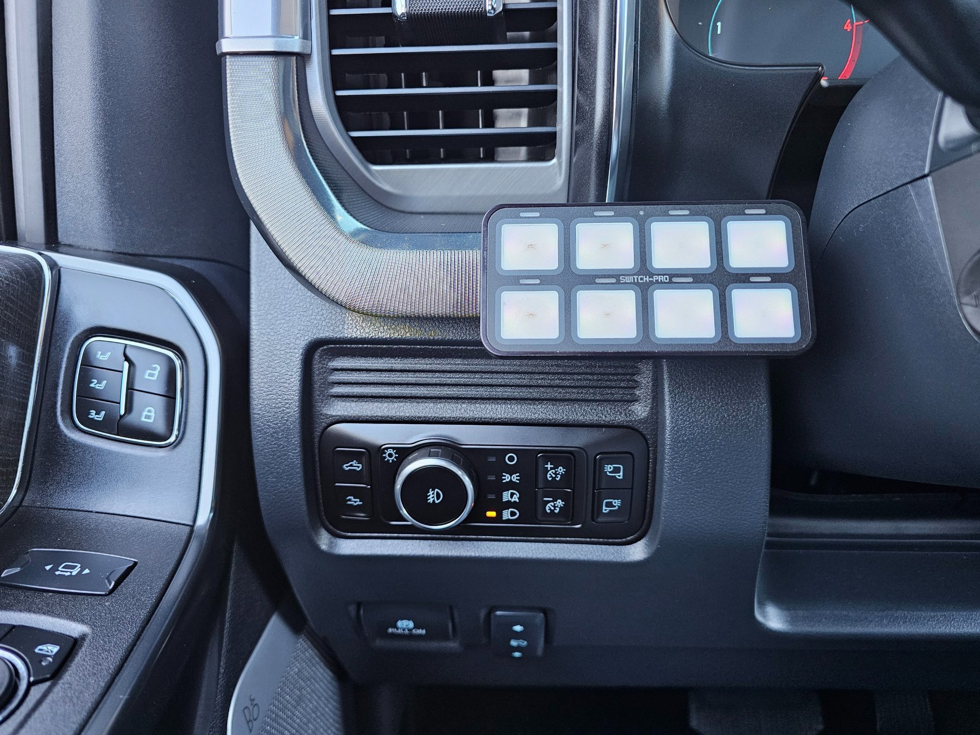 Used 2025 Ford F250 Platinum w/ FX4 Off-Road Package image 65